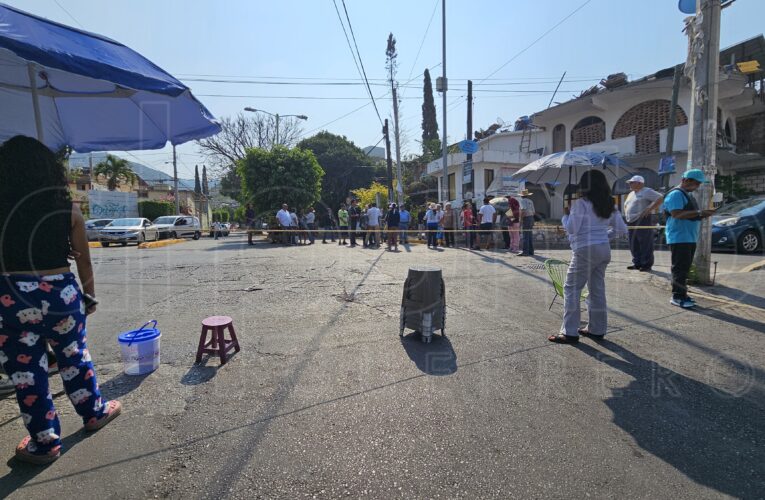 Vecinos de la Cooperativa cierran calles por escasez de agua; exigen solución inmediata