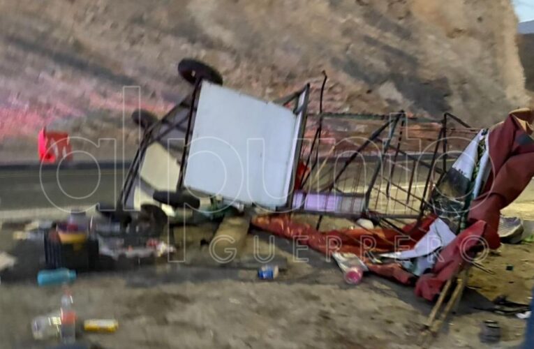 Automovilista arrolla puesto de venta de mezcal en Venta Vieja, Eduardo Neri; muere bebé y dos mujeres resultan heridas