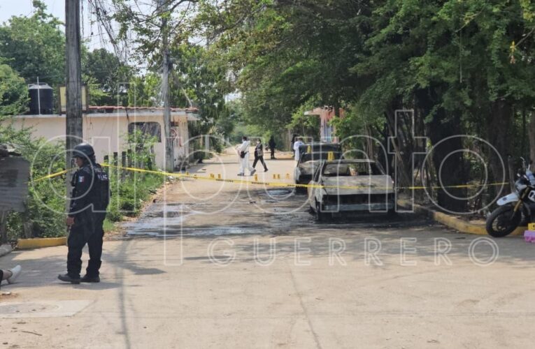 Atacan sito de taxis en Acapulco, queman dos unidades y matan a taxista