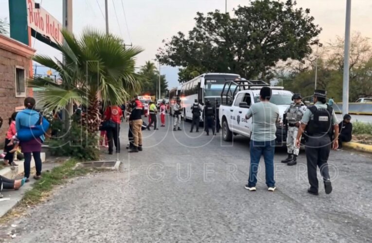 Vuelca autobús con jornaleros agrícolas en la autopista Iguala-Cuernavaca; hay 13 lesionados, entre ellos menores