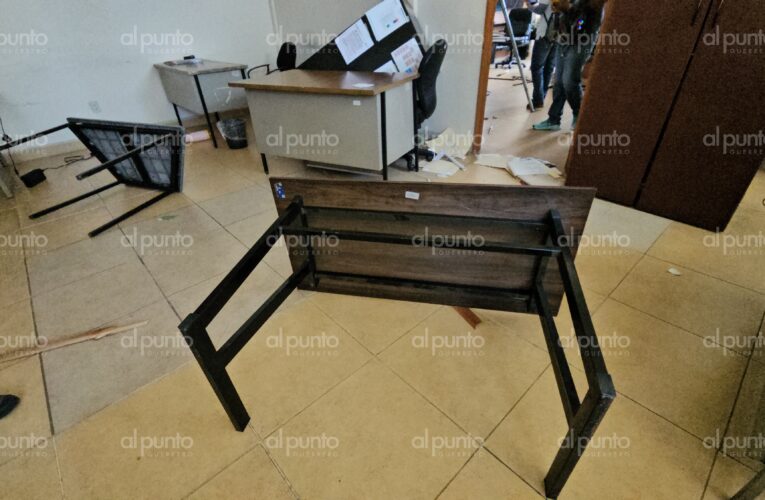 Ceteg irrumpe en oficinas de la SEG en Chilpancingo