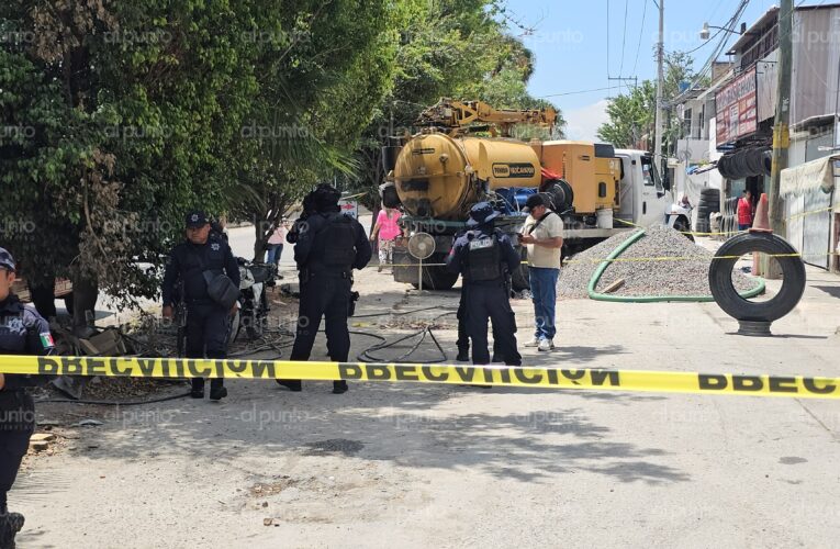 Rescatan a empleados de CAPACH tras intoxicarse dentro de una alcantarilla de drenaje en Chilpancingo