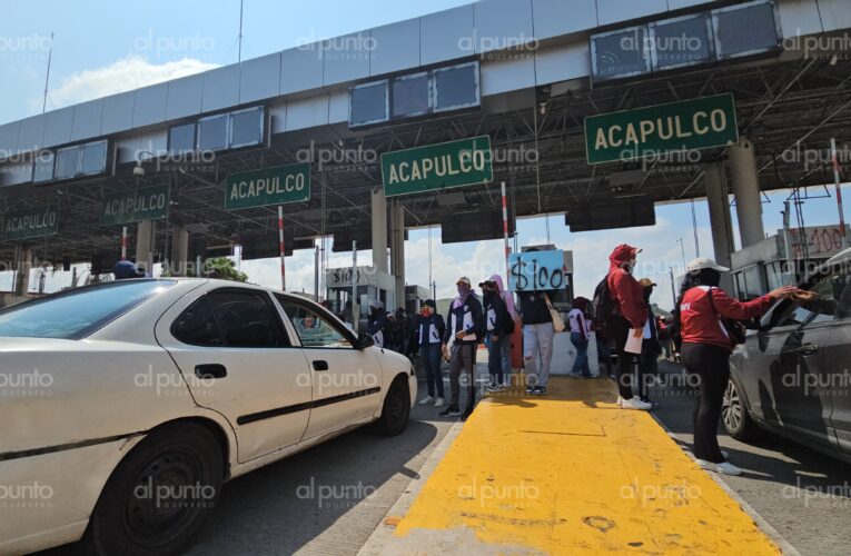 Normalistas bloquean autopista del sol y toman caseta de cobro
