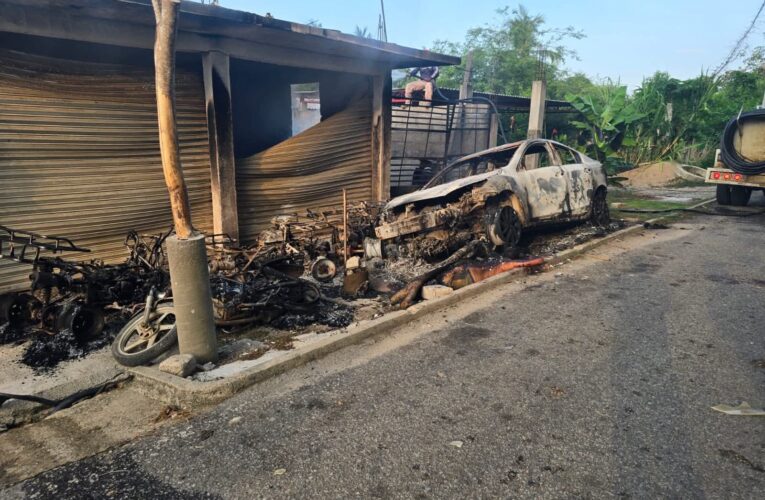 Ejecutan a tres personas y las calcinan dentro de un vehículo en Marquelia
