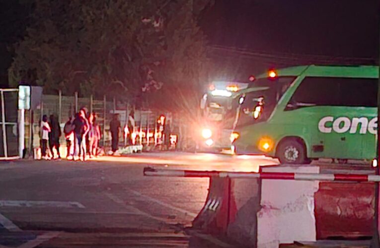 Estudiantes de Ayotzinapa retienen 18 autobuses de pasajeros en dos acciones en la caseta de Palo Blanco