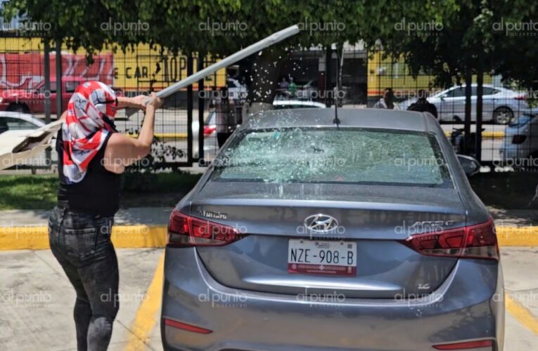Maestros de la CETEG destrozan 12 vehículos en el Congreso de Guerrero