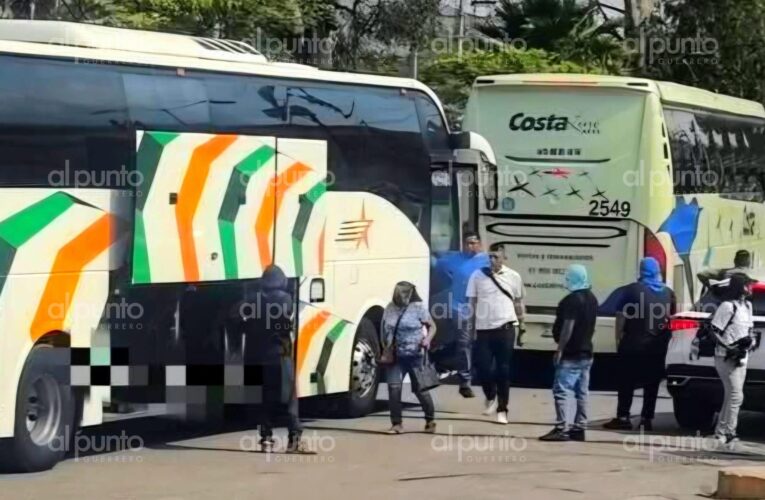 Ayotzinapa se apodera de cinco autobuses para sumarse a movilizaciones magisteriales en CDMX