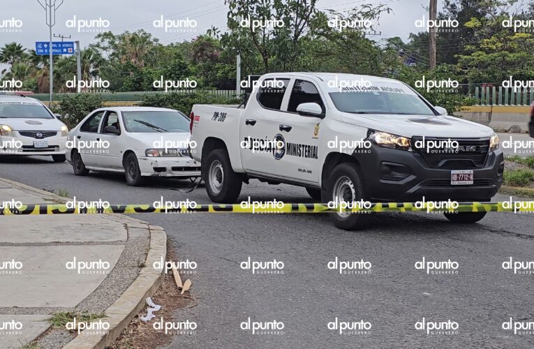 Abandonan vehículo con cuerpos sin vida a las afueras del Congreso de Guerrero