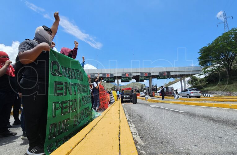 Ayotzinapa toma caseta de cobro de la Autopista del Sol en Palo Blanco; dan paso libre