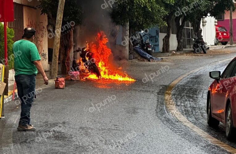 Incendian dos motocicletas en la colonia Los Puentes en Chilpancingo