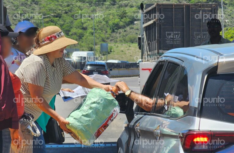 Maestros recaudan más de 200 mil pesos tras tomar la caseta de cobro en Palo Blanco