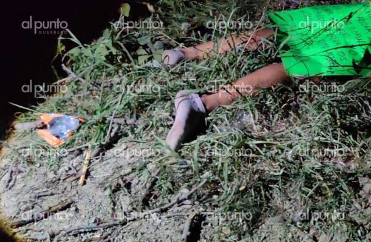 Hallan a joven ejecutado a balazos en Iguala; en cartulina lo señalan de robar tiendas Oxxo y abusar de una cajera