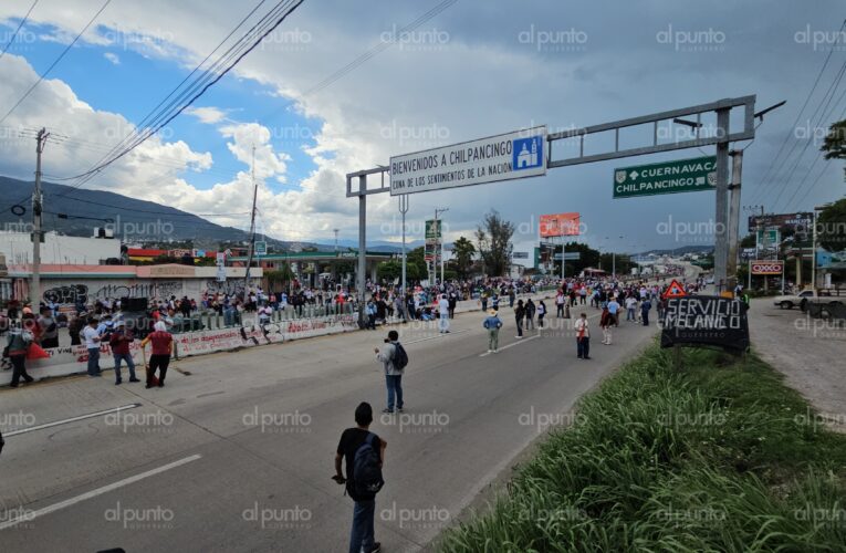 CETEG bloquea la Autopista del Sol en Chilpancingo