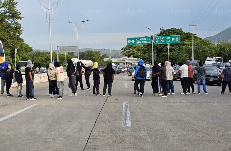 Normalistas de Ayotzinapa bloquean Autopista del Sol en Chilpancingo