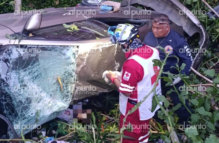 Muere doctora del Hospital General de Chilpancingo en volcadura; regresaba de cumplir su jornada laboral.