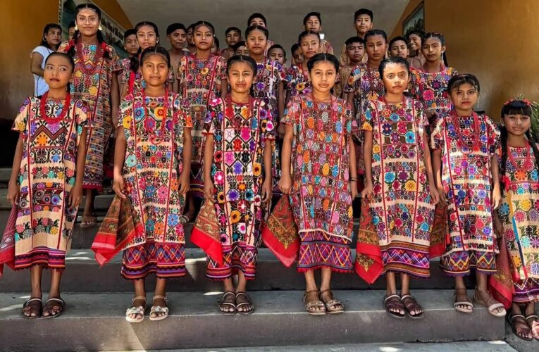 Niñas y niños de Zacualpan se gradúan portando con orgullo su vestimenta tradicional