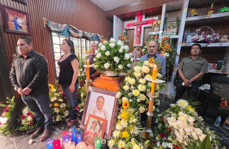 Despiden con honores al alcalde de Huamuxtitlán, Daniel Méndez Flores.