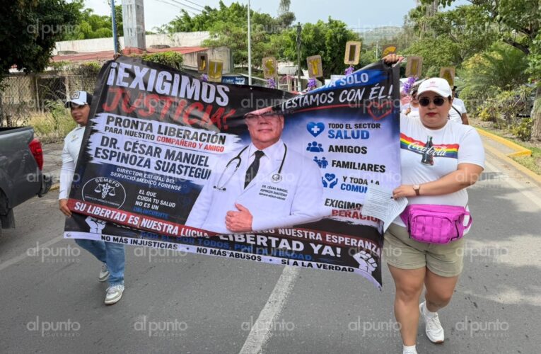 Marchan en Chilpancingo para exigir la liberación de médicos detenidos por investigaciones de los 43.