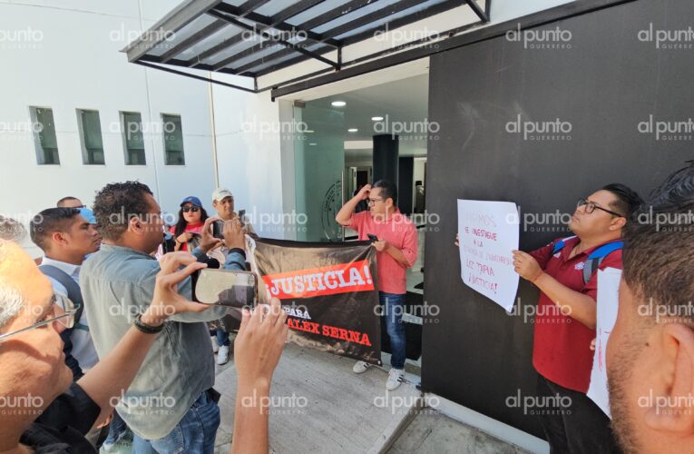 Reporteros irrumpen en Fiscalía y acto oficial; exigen esclarecer asesinato de Alex Serna