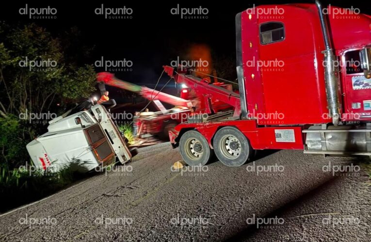 Vuelca tráiler cargado con fertilizante sobre la carretera Tlapa-Chilpancingo
