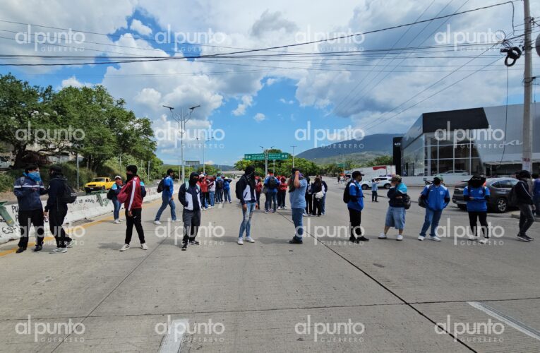 Normalistas bloquean el Parador del Marqués y toman el control de la caseta de Palo Blanco