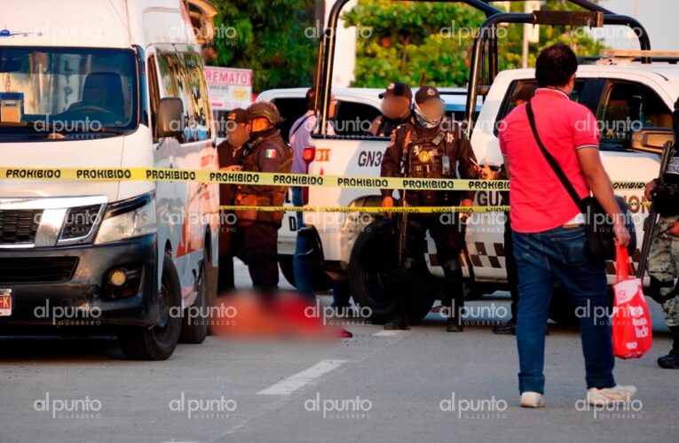 Ejecutan a balazos a chofer de urvan frente al Forum Mundo Imperial, en Acapulco