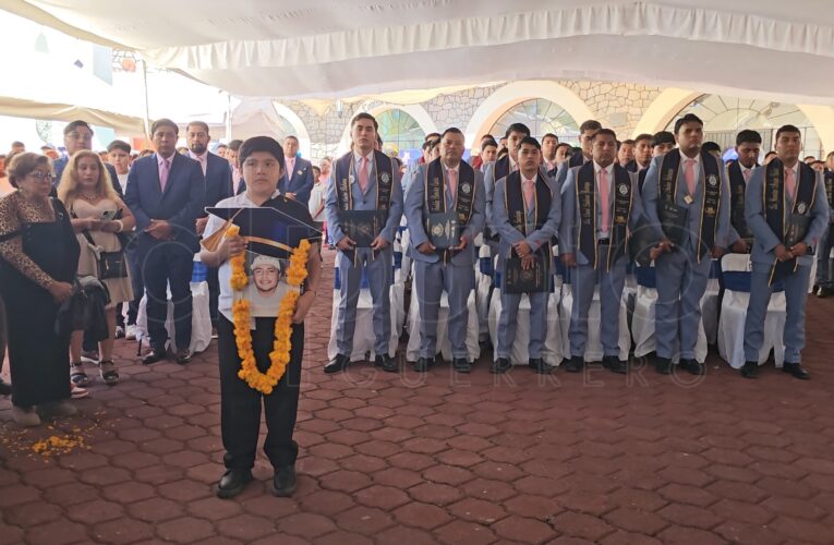 Con un minuto de silencio, Ayotzinapa recordó la ausencia de Yanqui Kothan en su graduación