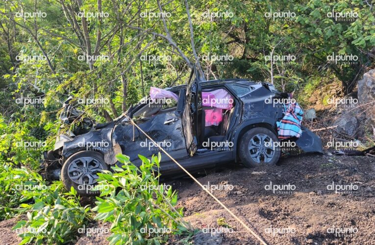 Una mujer muerta y tres heridos dejó un fuerte accidente en la autopista del sol