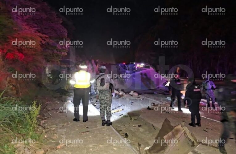 Vuelca tractocamión cargado de maíz en la Autopista del Sol; mueren chofer y copiloto
