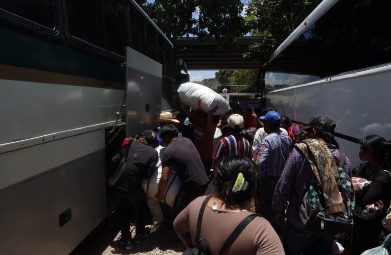 Más de un centenar de jornaleros indígenas parten a campos agrícolas en medio de carencias y abandono institucional