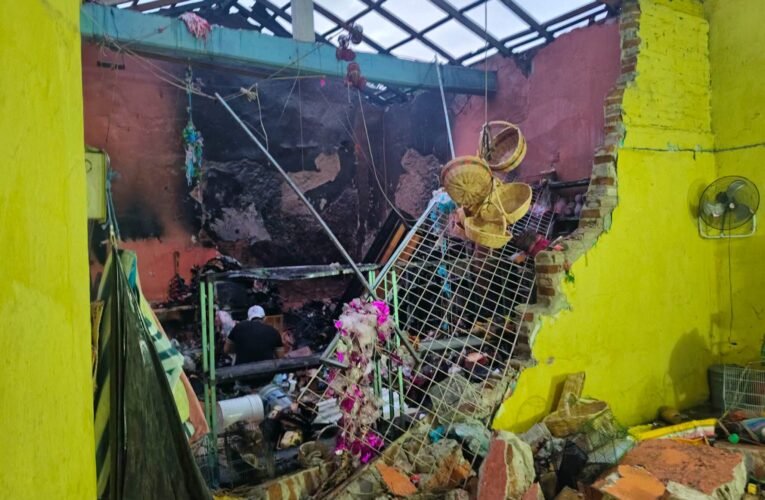 Explota pirotecnia en el mercado Perseverancia de Atoyac; dos locales resultan dañados.