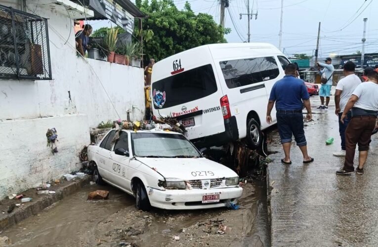 Lluvias provocan inundaciones y arrastran vehículos en Acapulco; reportan una mujer muerta