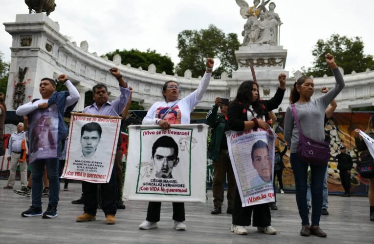 Padres de los 43 piden a Sheinbaum evitar cercos policiales y muros durante movilizaciones por los 12 años