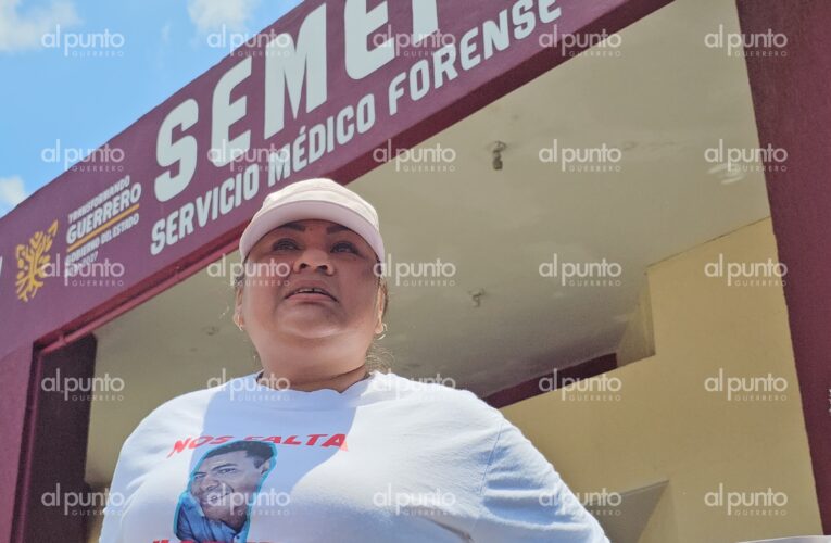 Familiares de Vicente Suástegui buscan indicios en el Semefo de Chilpancingo a cinco años de su desaparición.