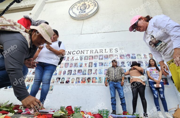 Con ceremonia religiosa, recuerdan a desaparecidos en memorial frente a la Fiscalía de Guerrero