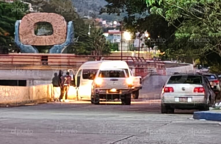 Normalistas de Ayotzinapa se apoderan de una urvan del DIF Estatal en Chilpancingo