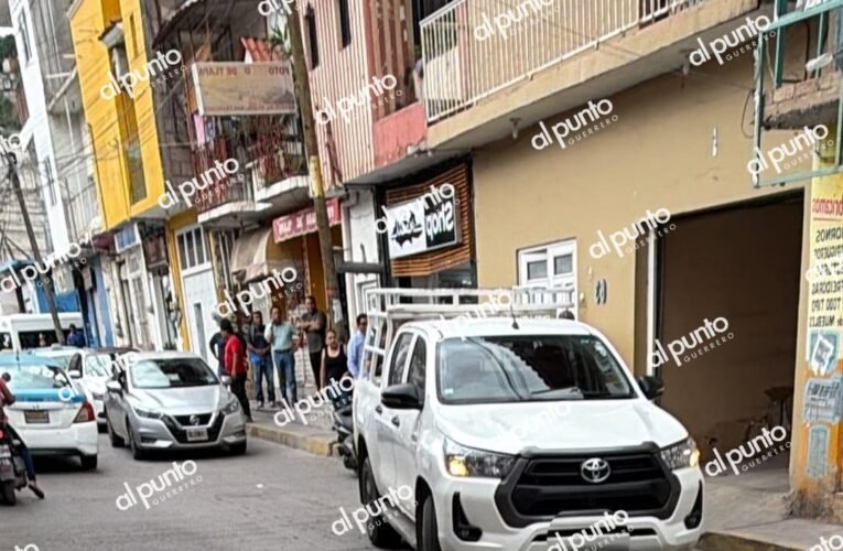 Hieren a balazos a propietario de negocio de telefonía en centro de Tlapa