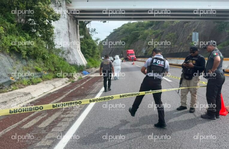 Hallan muerto a un hombre a orilla de la Autopista del Sol
