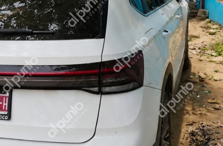 Balean vehículo de funcionaria municipal en Coyuca de Benítez