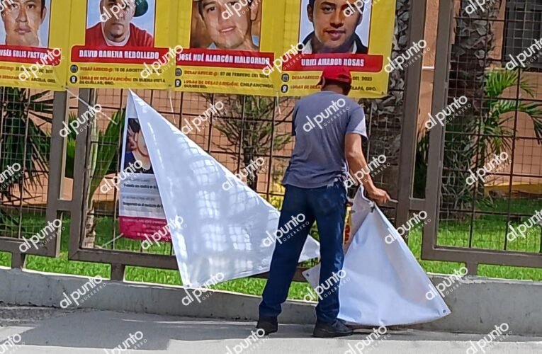 Guardias de seguridad de Palacio de Gobierno arranca lonas de madres buscadoras