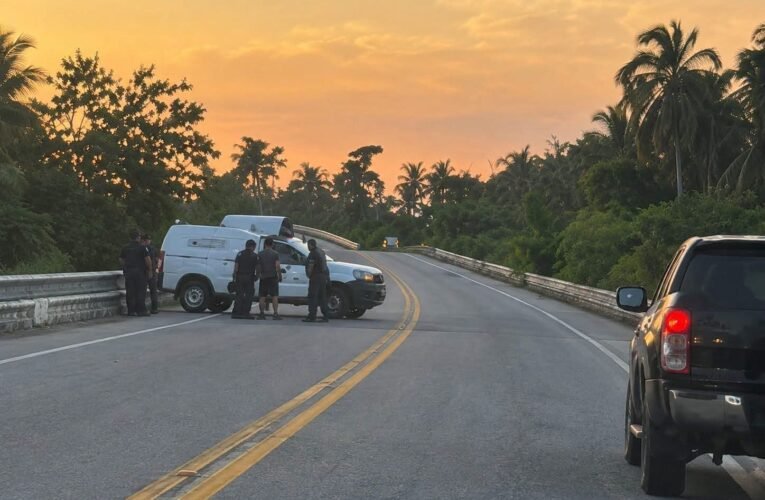 Localizan a tres hombres muertos a la orilla de la carretera Acapulco-Zihuatanejo