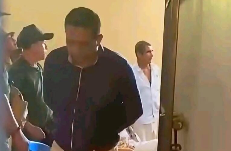 Retienen a director de primaria tras desacuerdo por desfile en Cozoyoapan
