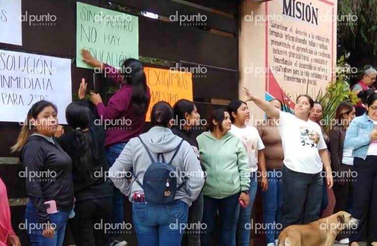 Padres de familia toman primaria en Palo Blanco para exigir maestros