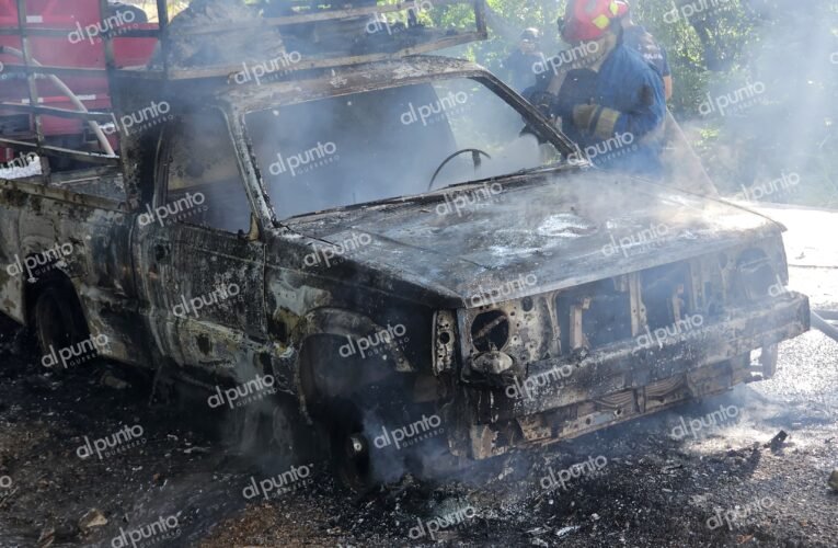 Se incendia camioneta cerca de base militar por falla mecánica en El Ocotito
