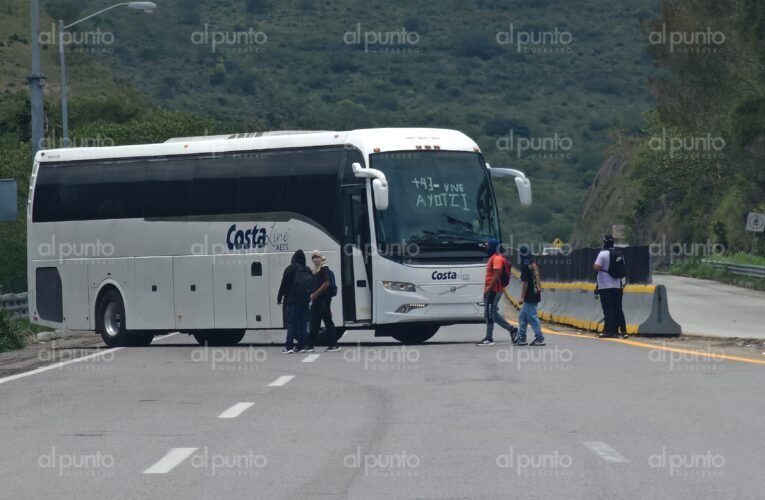 Estudiantes de Ayotzinapa se apoderan de cuatro autobuses en la Autopista del Sol