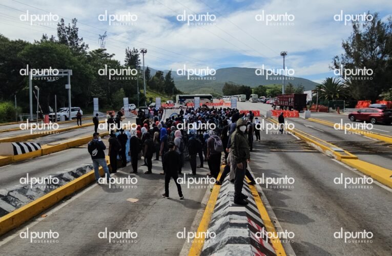 Normalistas de Ayotzinapa cierran parcialmente caseta de cobro en Palo Blanco