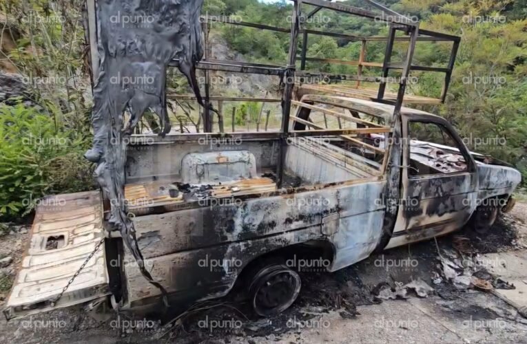 Permanecen camionetas calcinadas en carretera Mochitlán-Tixtla tras confrontación