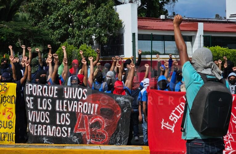 Normalistas de Ayotzinapa acusan a AMLO por no esclarecer desaparición de los 43