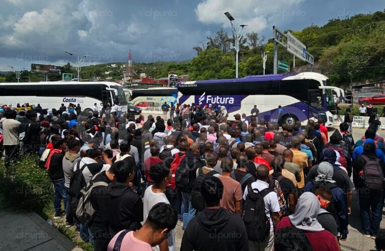 Normalistas de Ayotzinapa bloquean parcialmente el Parador del Marqués y retienen cuatro vehículos