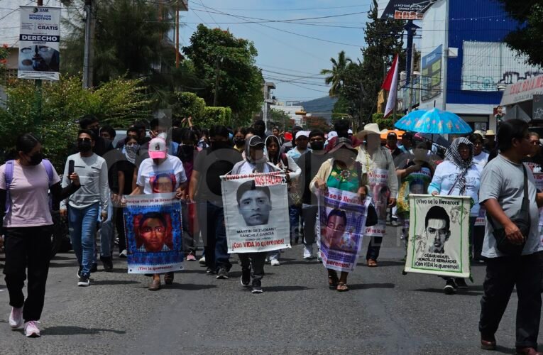 Marchan normalistas en Chilpancingo para exigir justicia por los 43 de Ayotzinapa